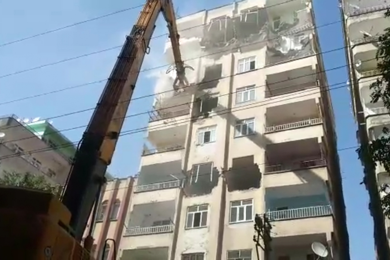 Diyarbakır’da kolonu patlayan bina yıkıldı Diyarbakır’da kolonu patlayan bina yıkıldı